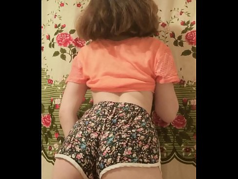 ❤️ Leanbh óg sexy ag baint dá shorts ar cheamara ❤ Físeán gnéis linn ❤