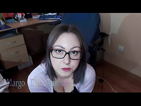 ❤️ Suíonn Cailín Sexy le Gloiní Dildo go domhain ar an gCeamara ❤ Físeán gnéis linn ❤