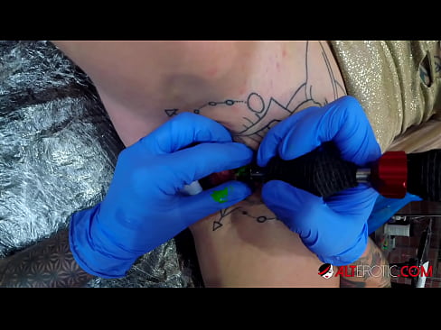 ❤️ An hottie thar a bheith tattooed Sully Savage fuair tattoo ar a clitoris ❤ Físeán gnéis linn ❤