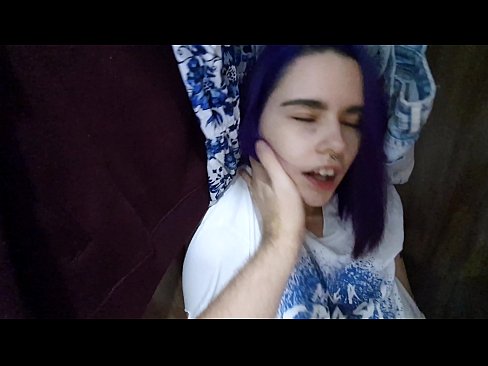 ❤️ Aimsíodh mo SIS sa closet agus chabhraigh sí cum ❤ Físeán gnéis linn ❤