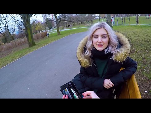 ❤️ Shlogtar cum te strainséir ar airgead - blowjob sa pháirc le Eva Elfie ❤ Físeán gnéis linn ❤