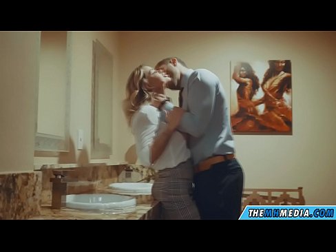 ❤️ Nuair a mheallann blonde busty tú i seomra scíthe poiblí ❤ Físeán gnéis linn ❤